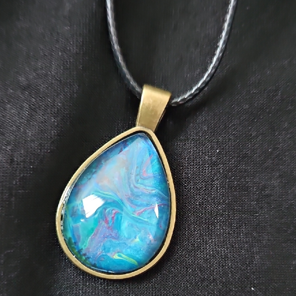Elegant Blue and Gold Pendant Necklace